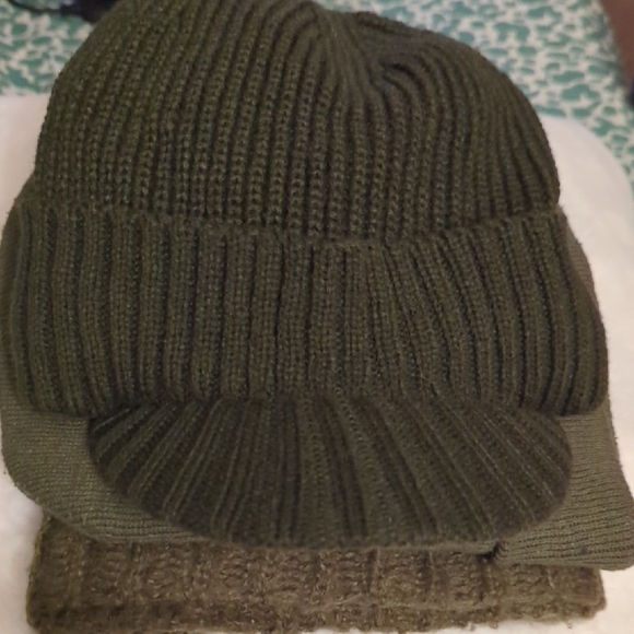 Men's Classic Olive Green Two Hats One Scarf - Picture 2 of 4